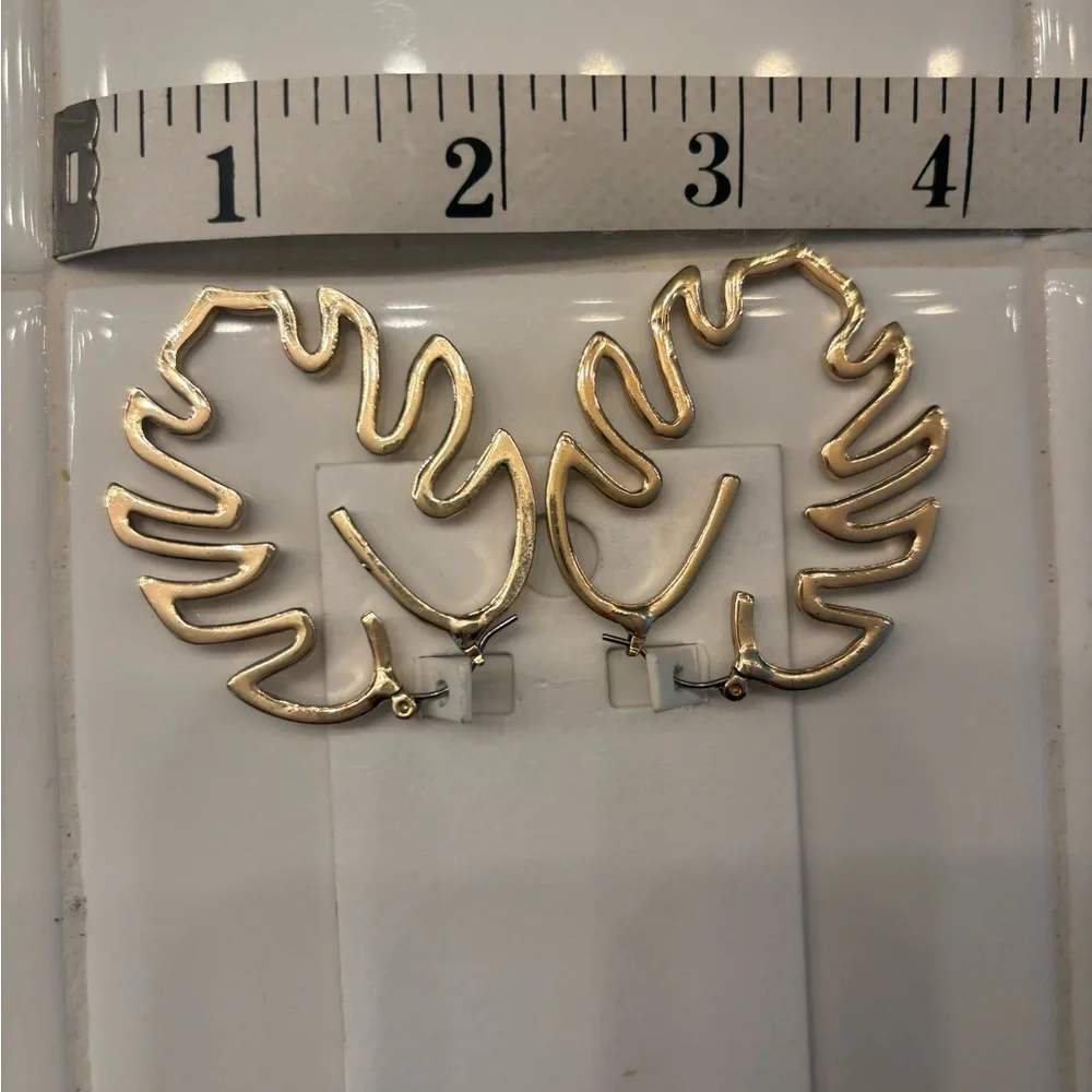 NWT-Express Gold Statement Leaf Earrings - Picture 3 of 7